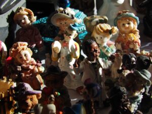 Ceramic,Figurine,Dolls,Sold,At,The,Antique,Market