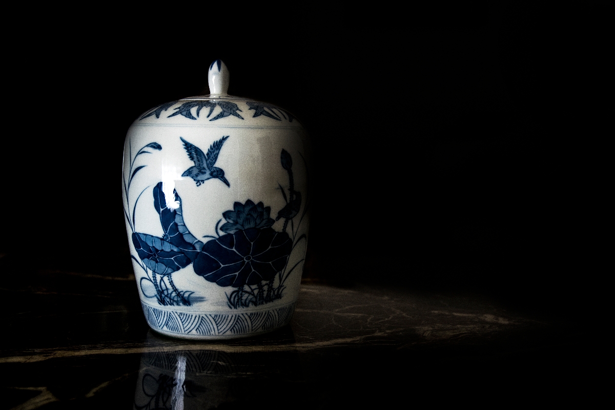 Antique,Chinese,Porcelain,Jar,In,An,Auction,Against,A,Black